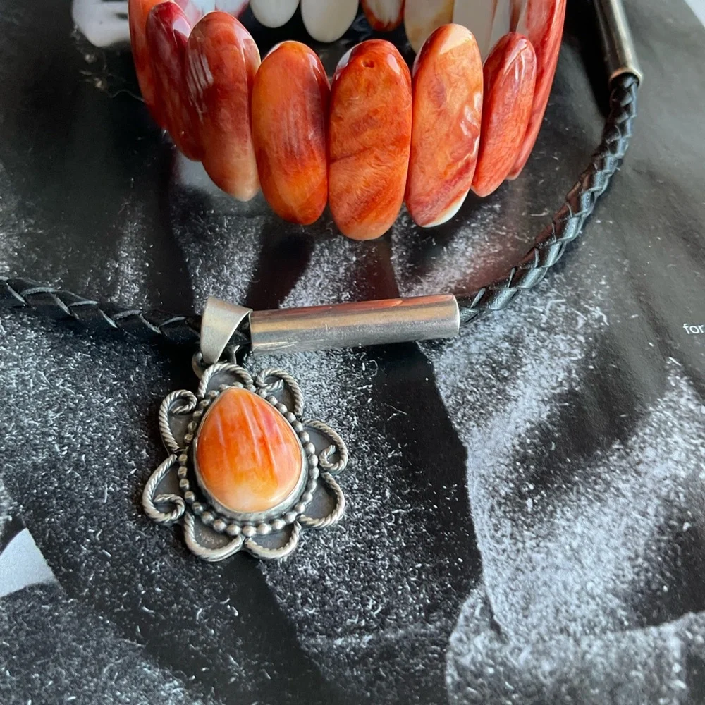 Elegant Native AMERICAN Made SPINY OYSTER pendant - Picture 1 of 7